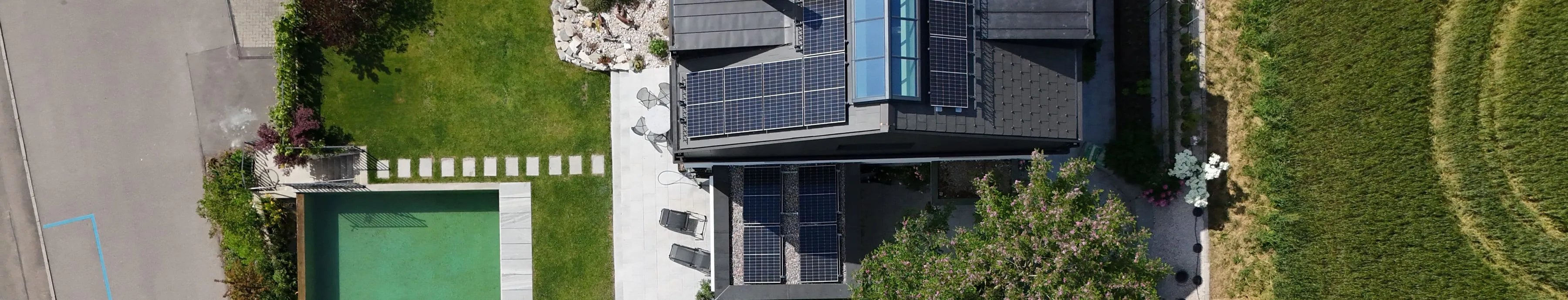 Luftbild von Haus und Garten, Solaranlage auf dem Dach